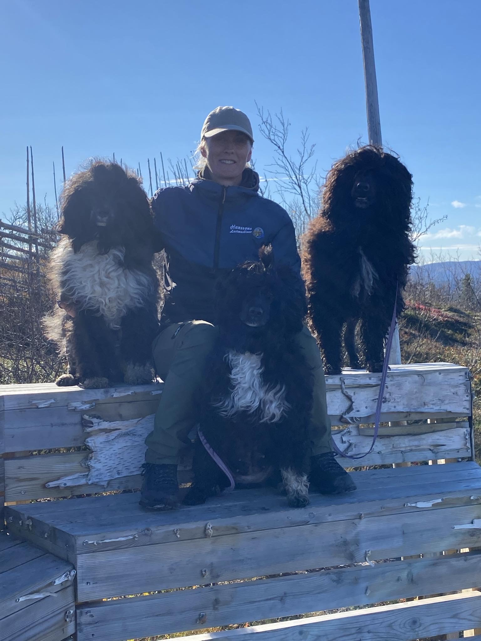 Sara med 2 st portugisiska vattenhundar