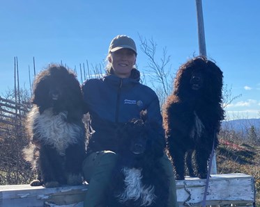 Sara med 2 st portugisiska vattenhundar