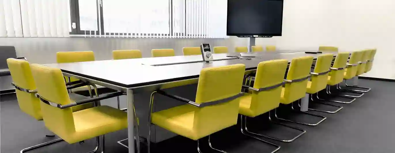Bild som visar konferensrum med gula stolar.