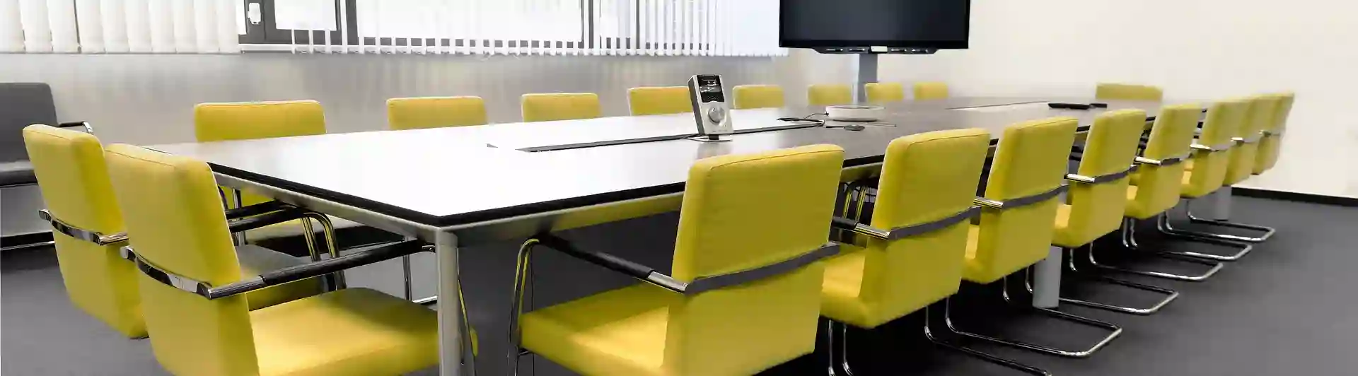 Bild som visar konferensrum med gula stolar.