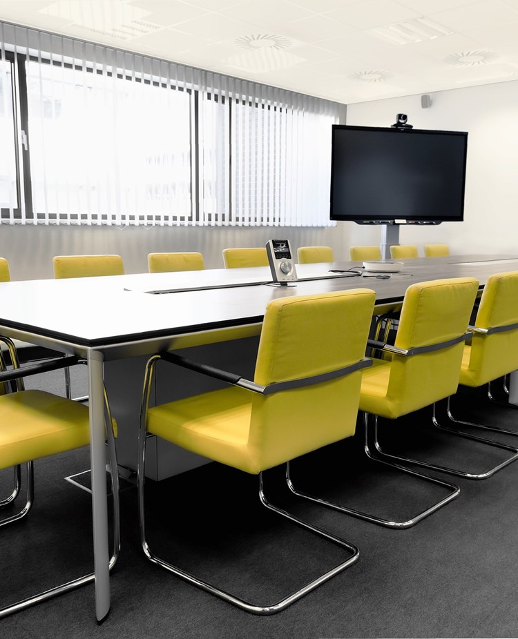 Bild som visar konferensrum med gula stolar.