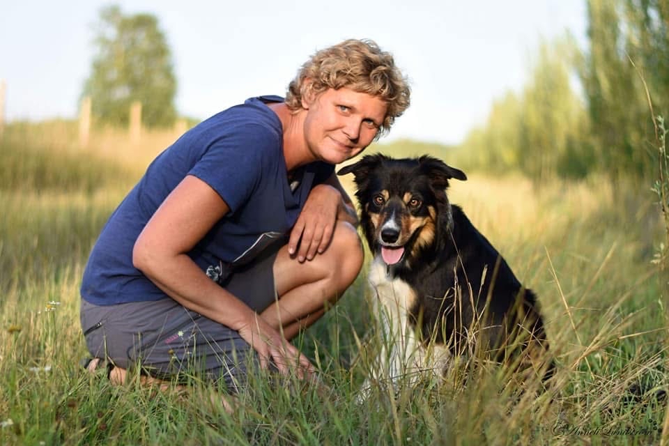 Bild på Emelie Hörman tillsammans med sin border collie