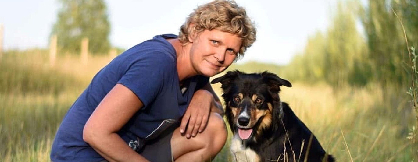 Bild på Emelie Hörman tillsammans med sin border collie