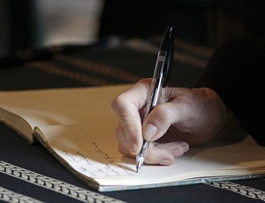 Bild på någon som skriver