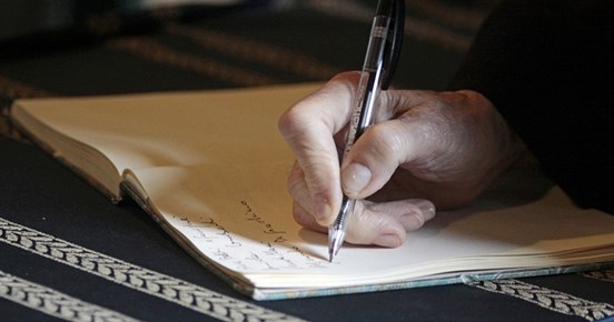 Bild på någon som skriver