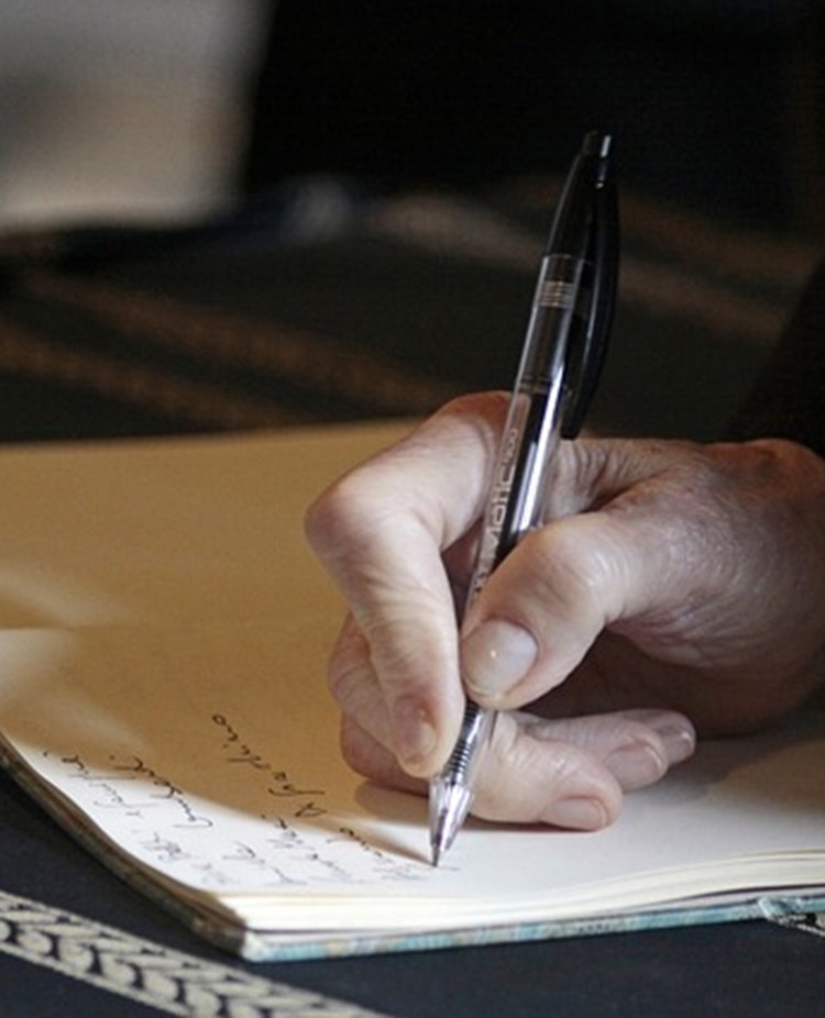 Bild på någon som skriver