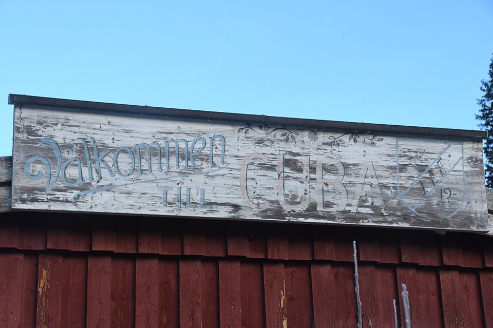 Gammal skylt på dansbandsområdet.