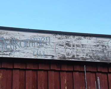 Gammal skylt på dansbandsområdet.