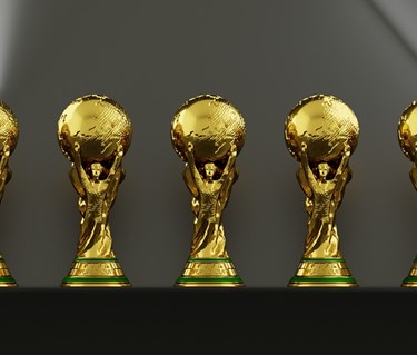 Fem guldiga troféer i rad.