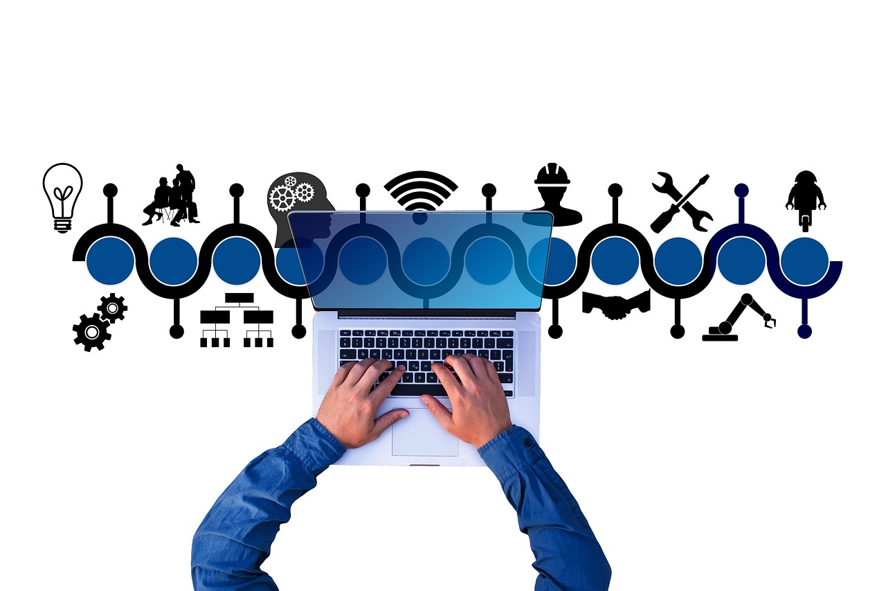 Händer vid ett tangentbord samt olika figurer