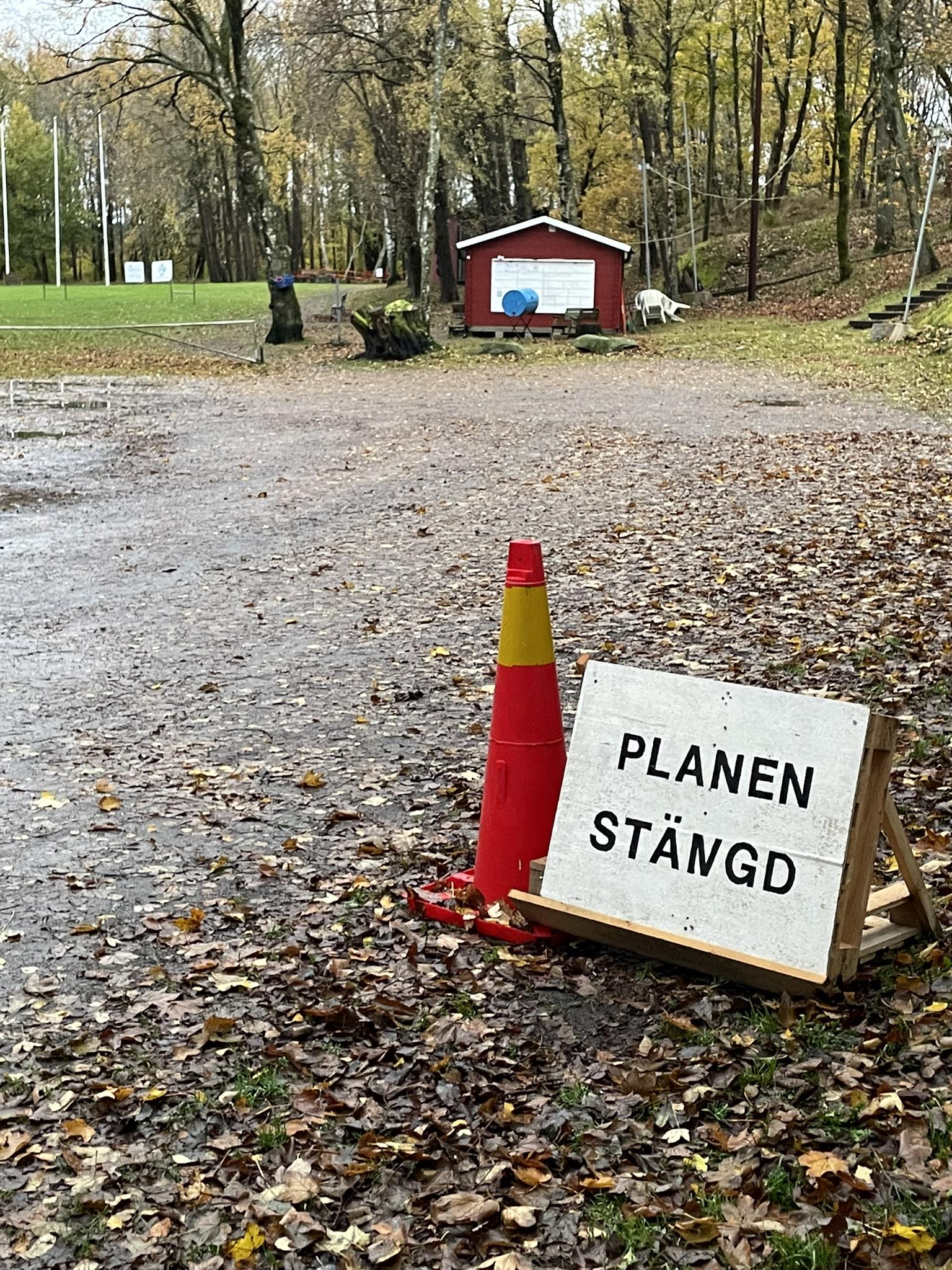 Skylt med texten Planen Stängd
