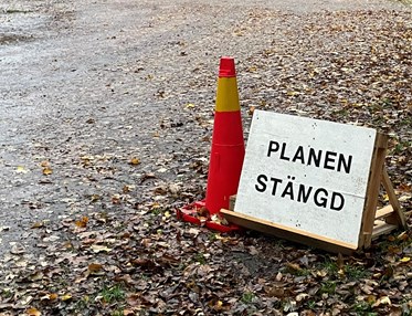 Skylt med texten Planen Stängd