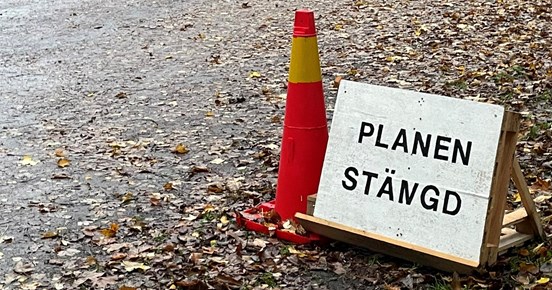 Skylt med texten Planen Stängd