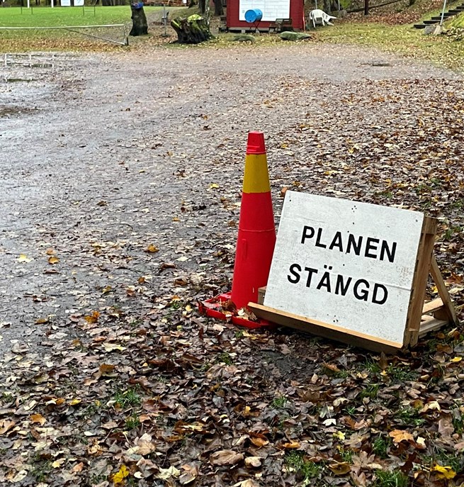 Skylt med texten Planen Stängd