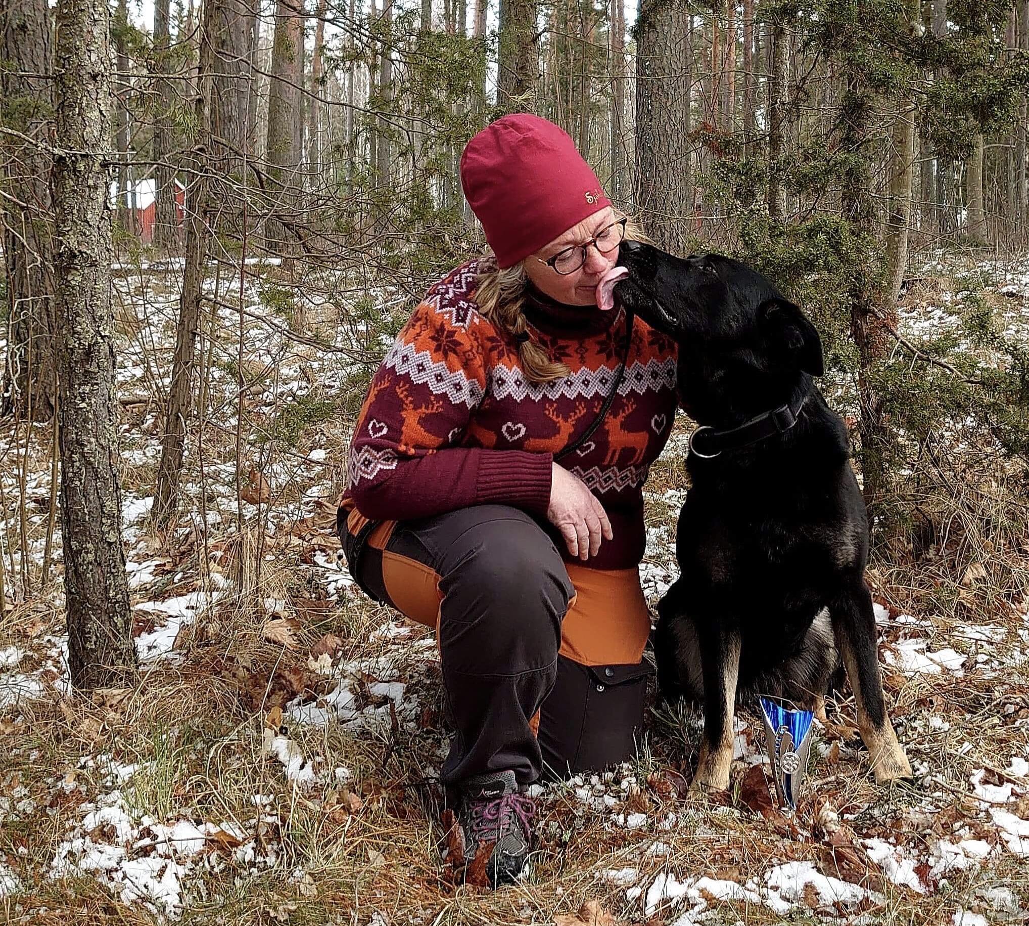 Hund som pussar på sin matte