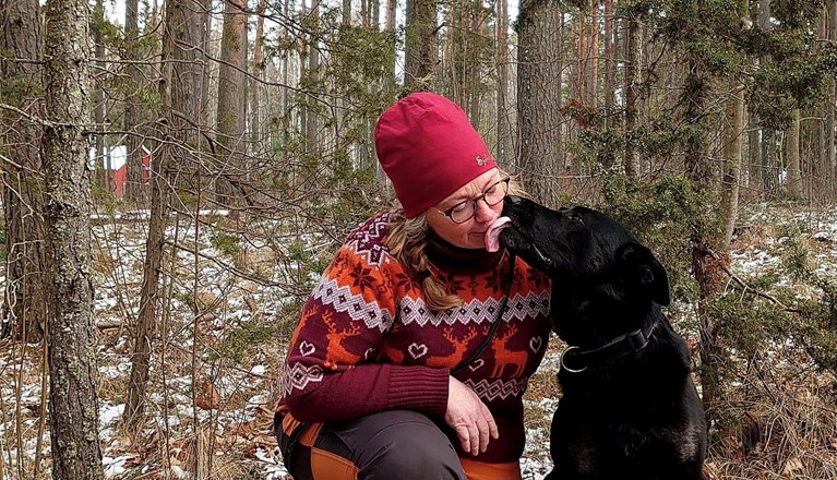 Hund som pussar på sin matte