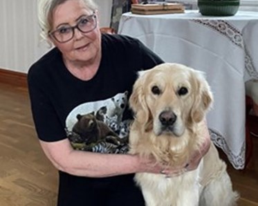 Golden Retriver sitter bredvid sin matte