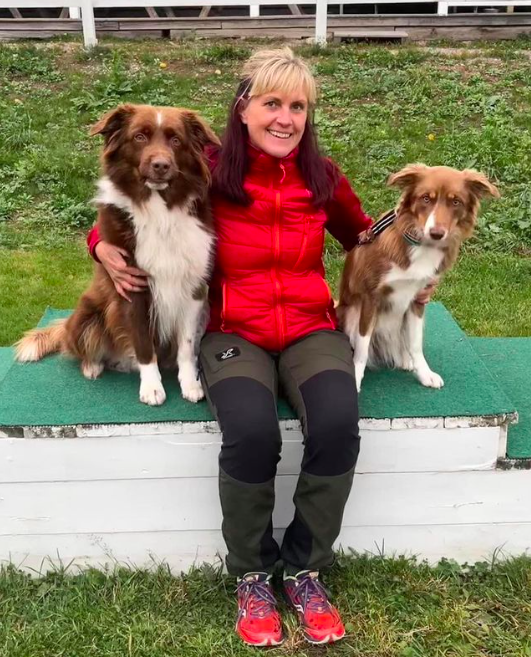 Människa med sina två hundar