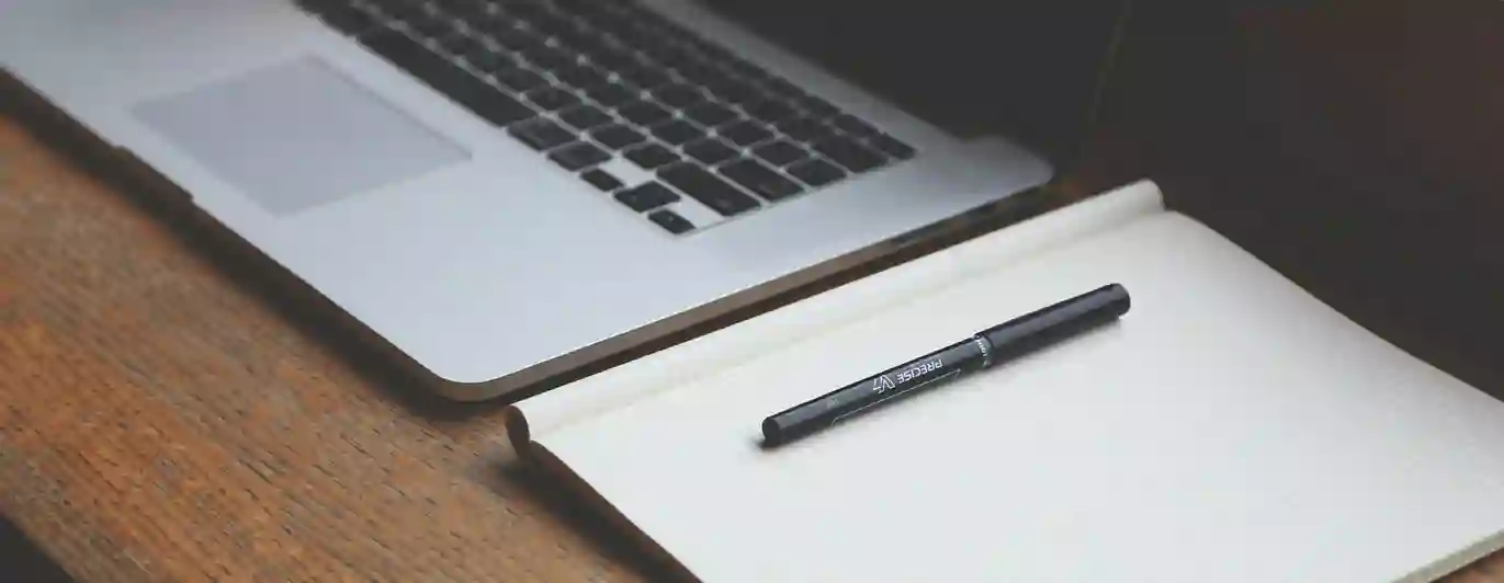 Dator, block och penna för att kunna skriva protokoll