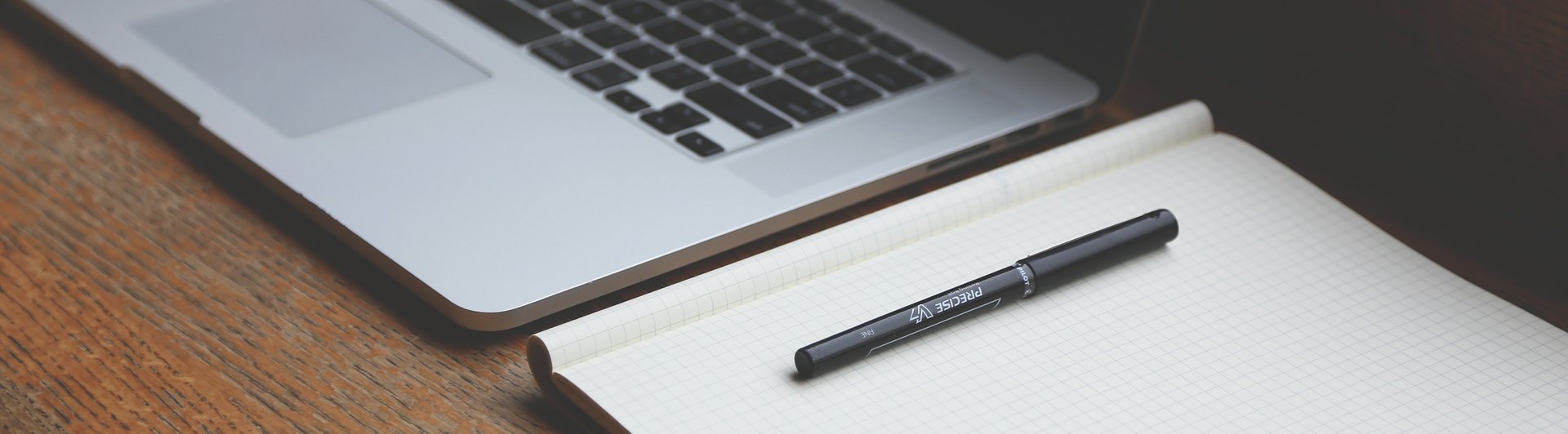 Dator, block och penna för att kunna skriva protokoll