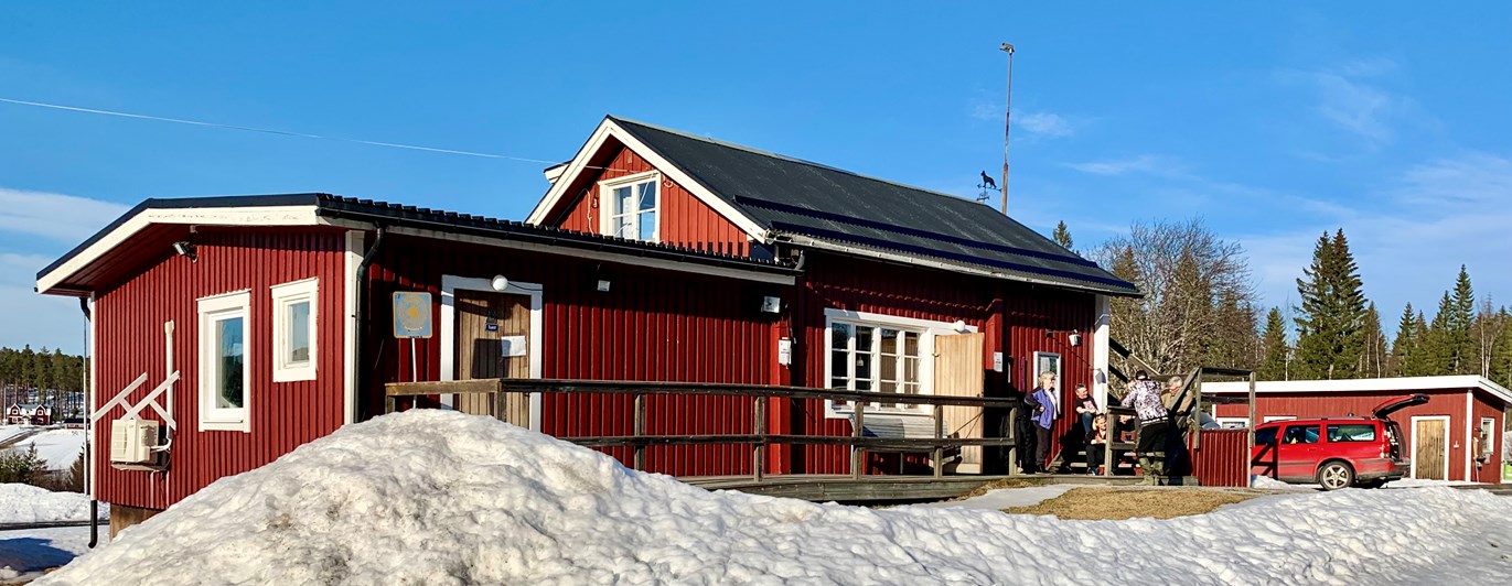 Örnsköldsviks Brukshundklubbs klubbstuga Hundtorpet på vintern