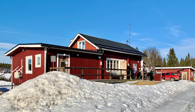 Örnsköldsviks Brukshundklubbs klubbstuga Hundtorpet på vintern