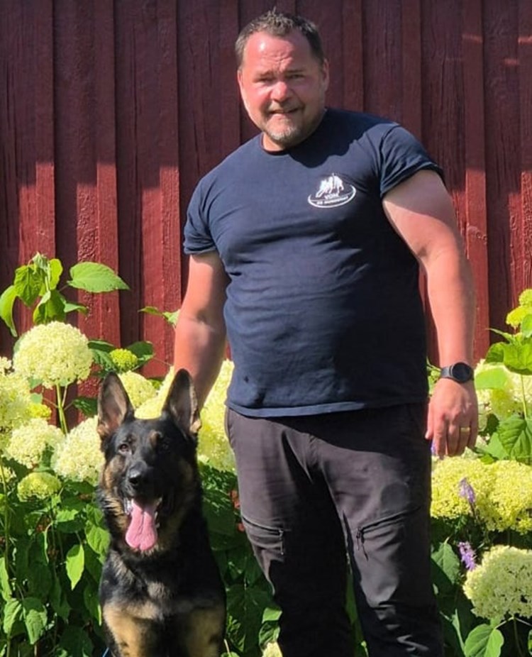 Förare med sin hund