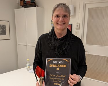 Mari håller diplom