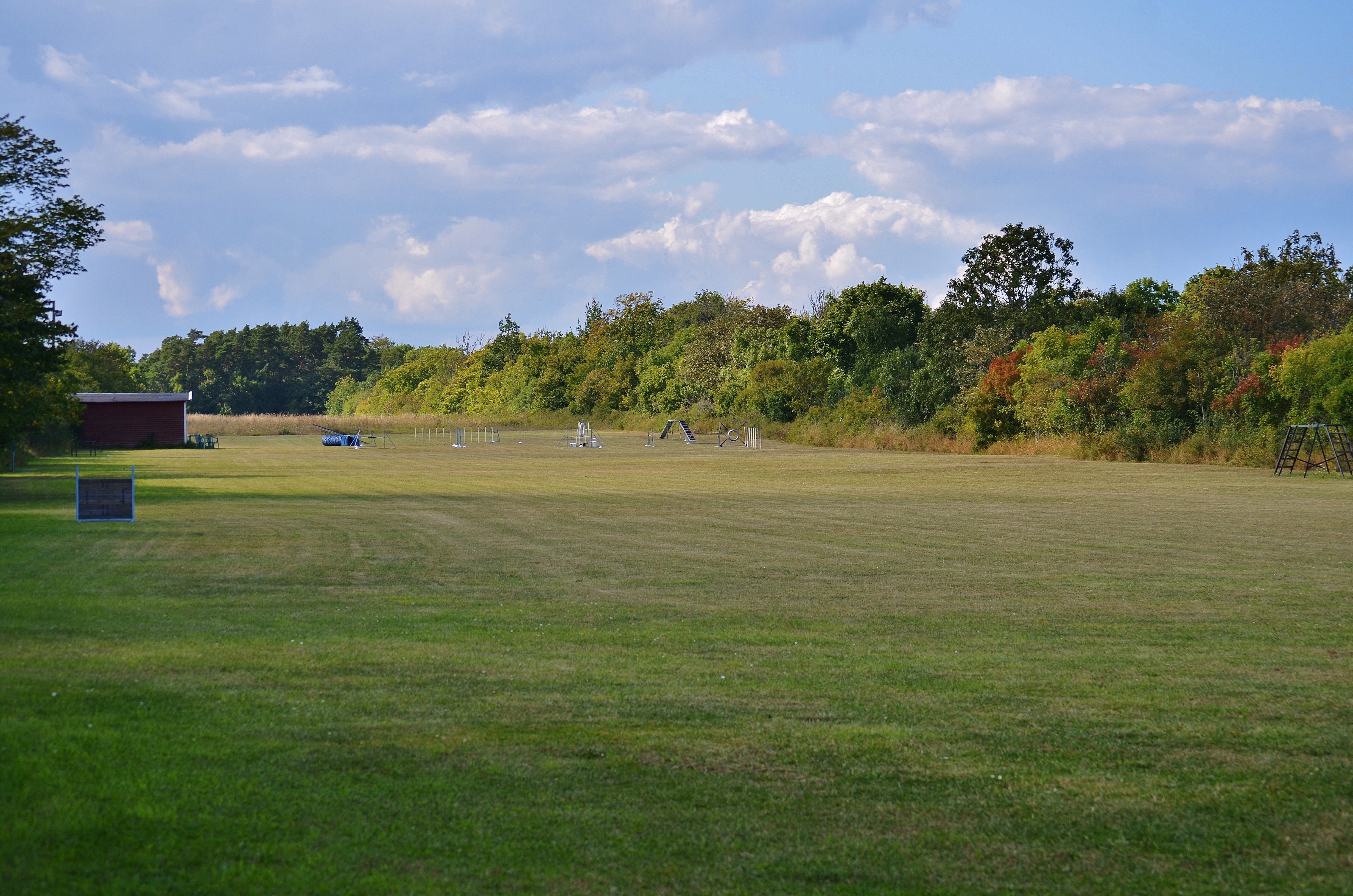 Appellplan med flaggstänger i förgrunden