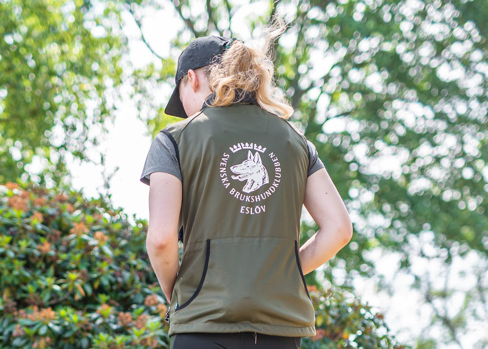 Väst med klubbtryck på ryggen