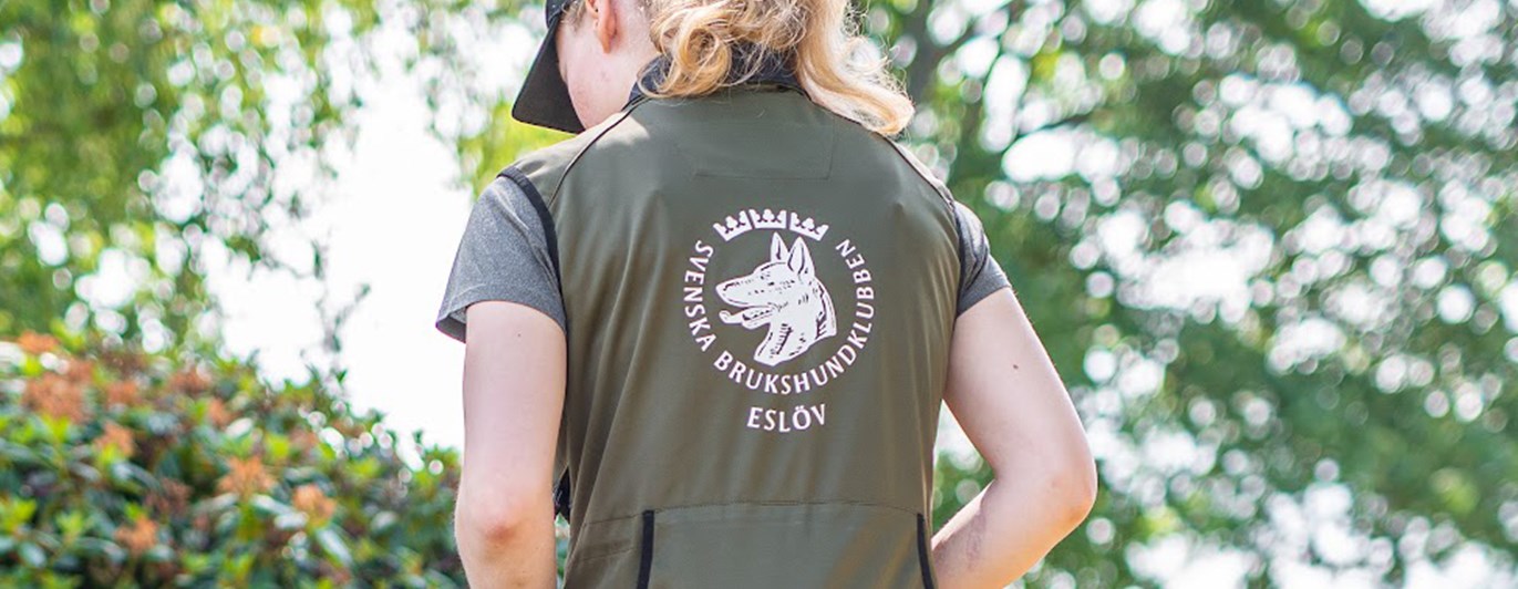 Väst med klubbtryck på ryggen