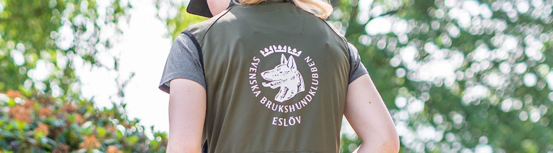 Väst med klubbtryck på ryggen