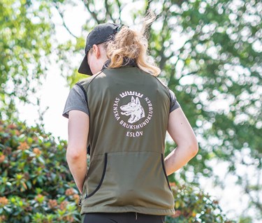 Väst med klubbtryck på ryggen