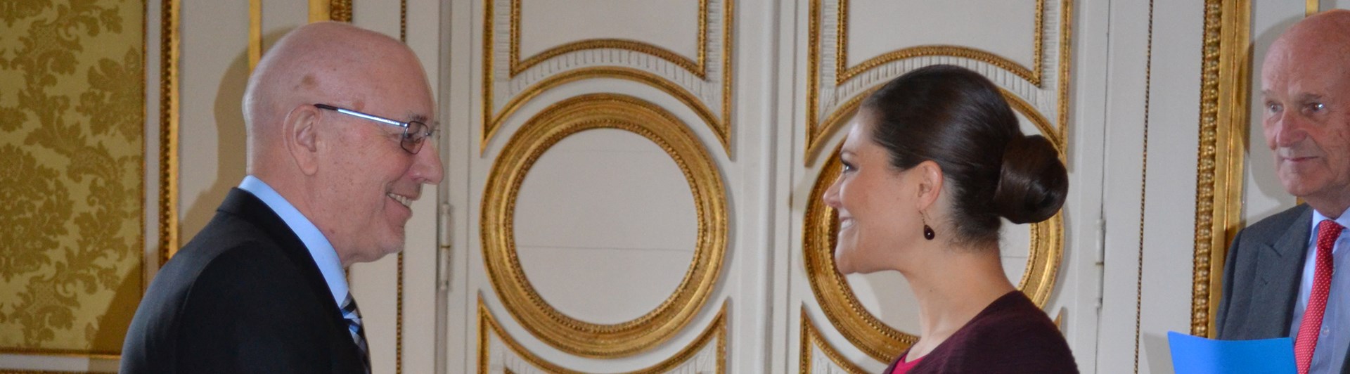 Bild på Sven Börje Persson när han tar emot en utmärkelse från kronprinsessan Viktoria.