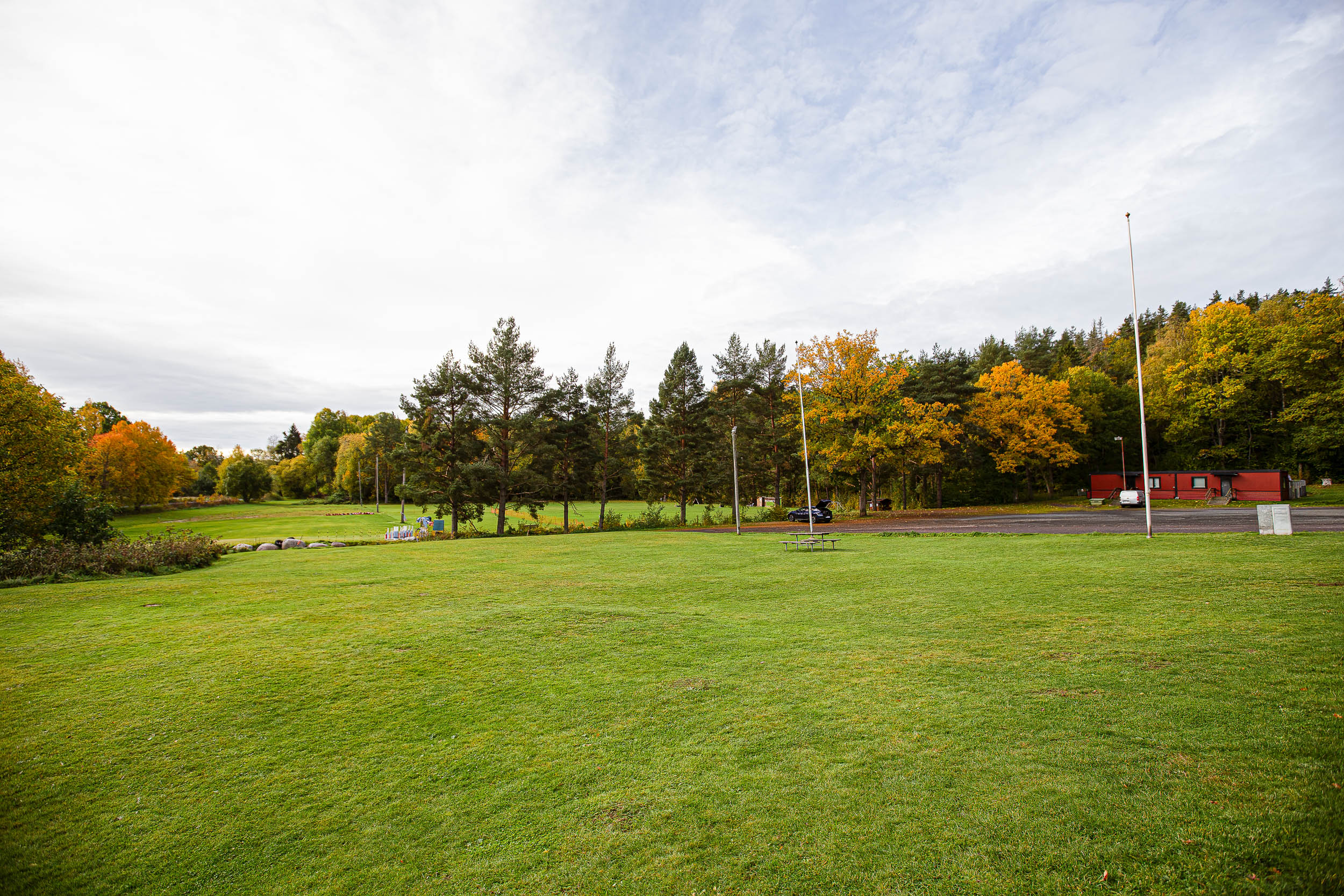 Gräsplan bredvid klubbstugan