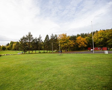 Gräsplan bredvid klubbstugan