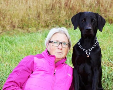 Bild på ett ekipage, christina och en svart labrador Dumle