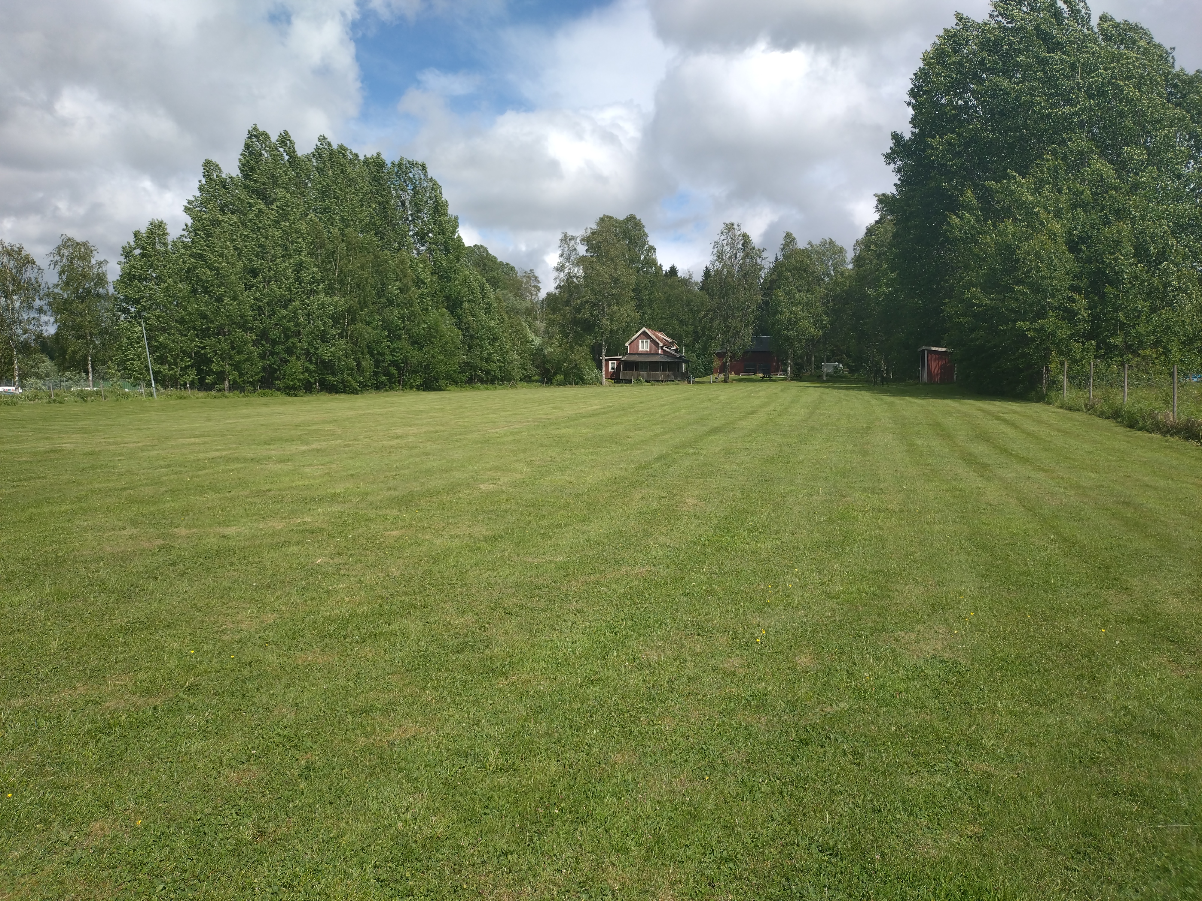 Bild på träningsplan med klubbhuset i bakgrund