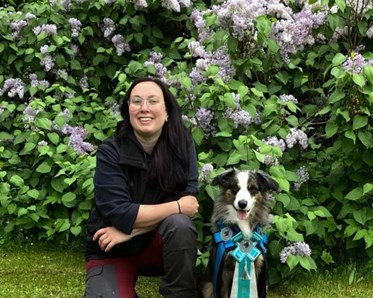 Förare med sin hund