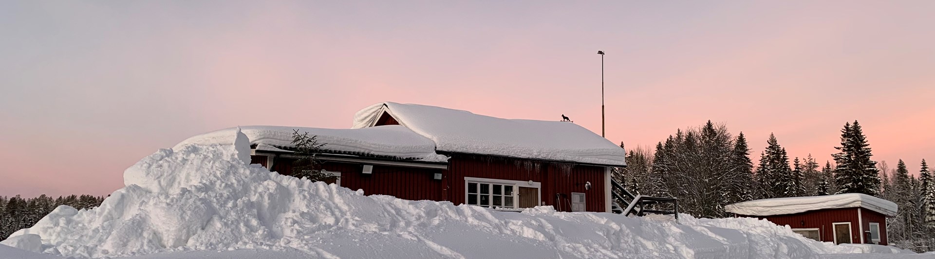 Örnsköldsviks Brukshundklubbs klubbstuga Hundtorpet på vintern