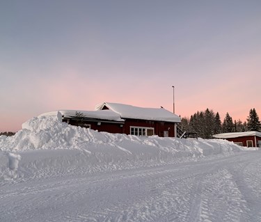Örnsköldsviks Brukshundklubbs klubbstuga Hundtorpet på vintern