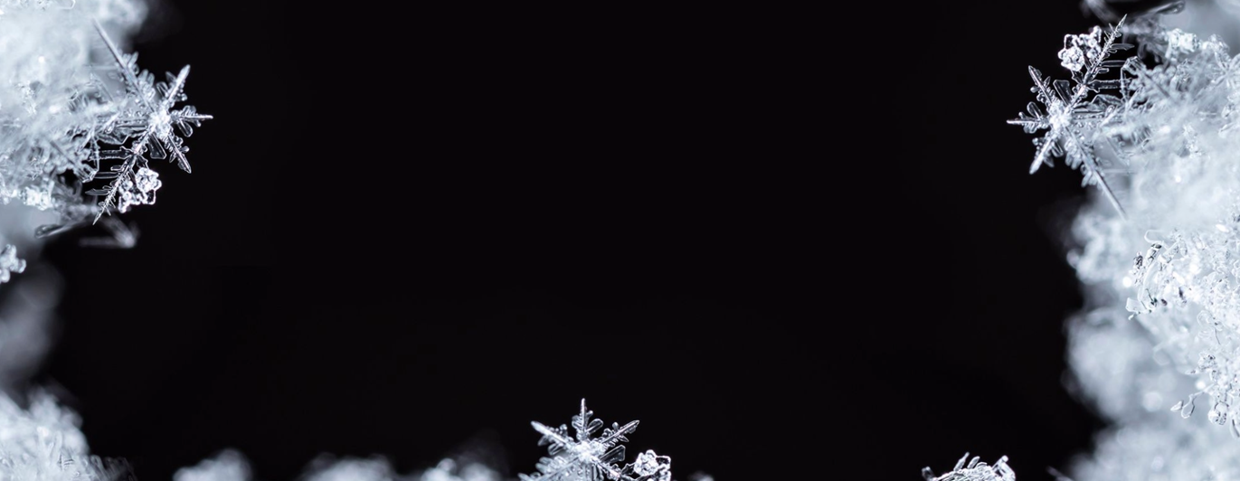 Snö som glittrar mot svart bakgrund