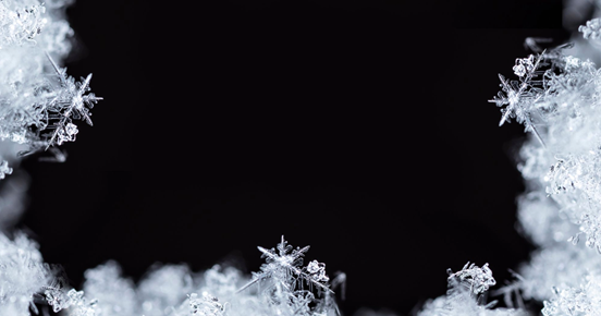 Snö som glittrar mot svart bakgrund