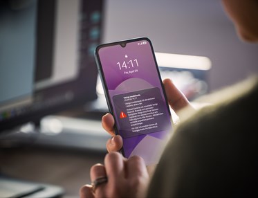 Närbild på en mobilskärm som visar ett SE-Alert.