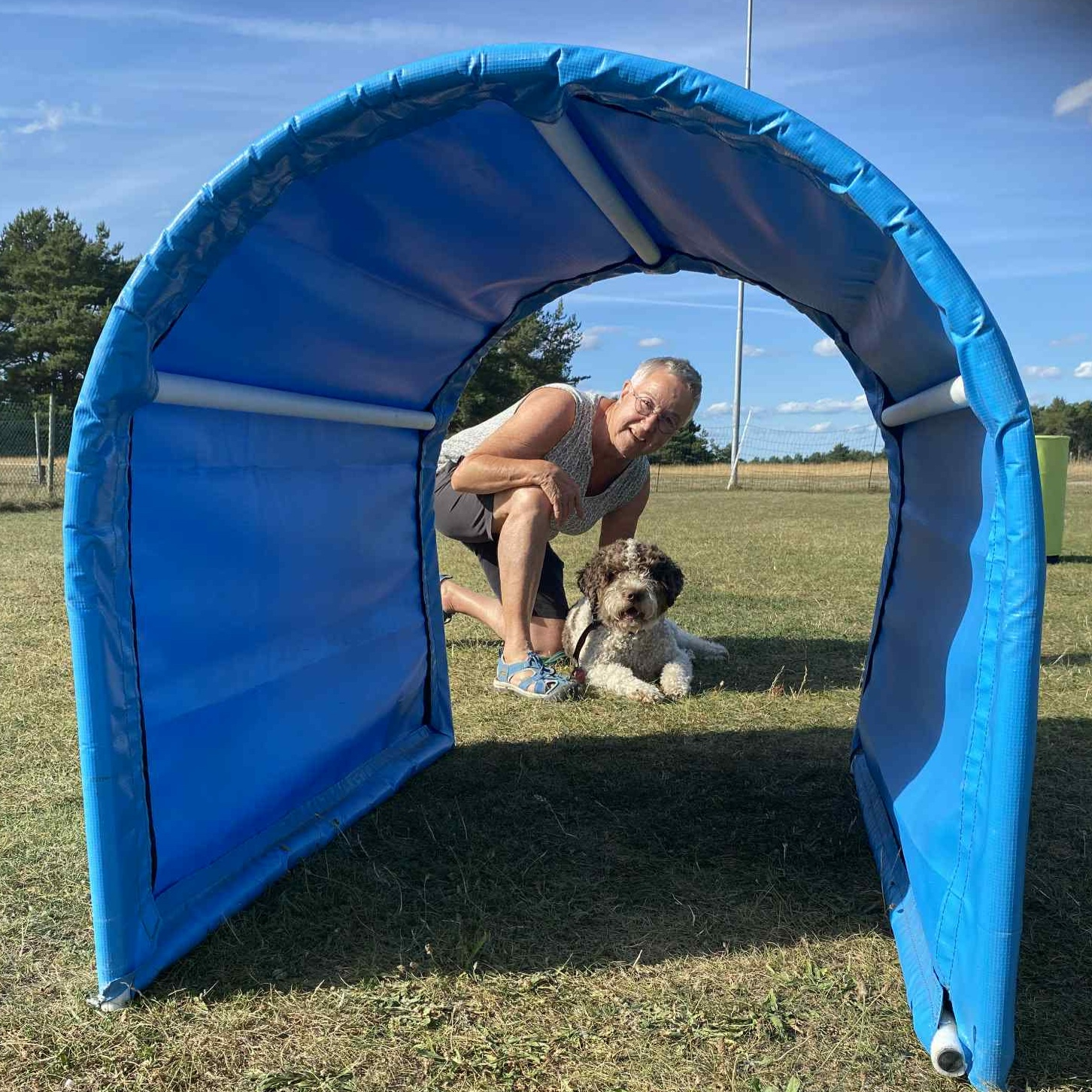 Bild på instruktören Mette Marklund från och hennes hund Enzo