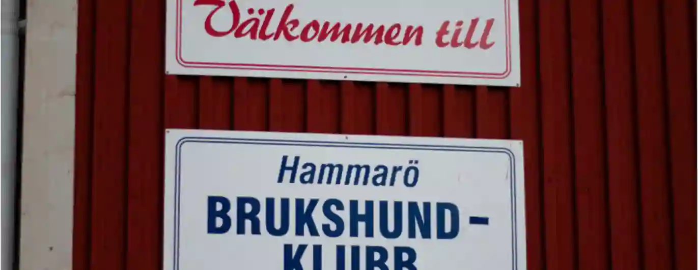 Skylt med texten: "Välkommen till Hammarö Brukshundklubb".