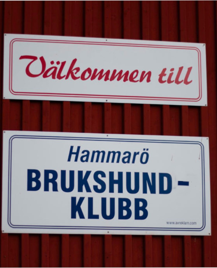 Skylt med texten: "Välkommen till Hammarö Brukshundklubb".