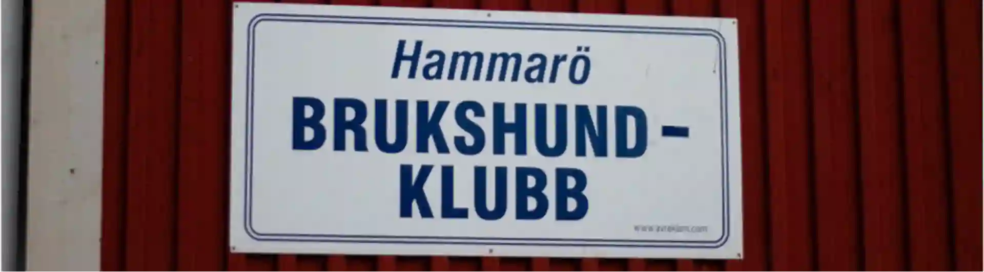 Skylt med texten: "Välkommen till Hammarö Brukshundklubb".