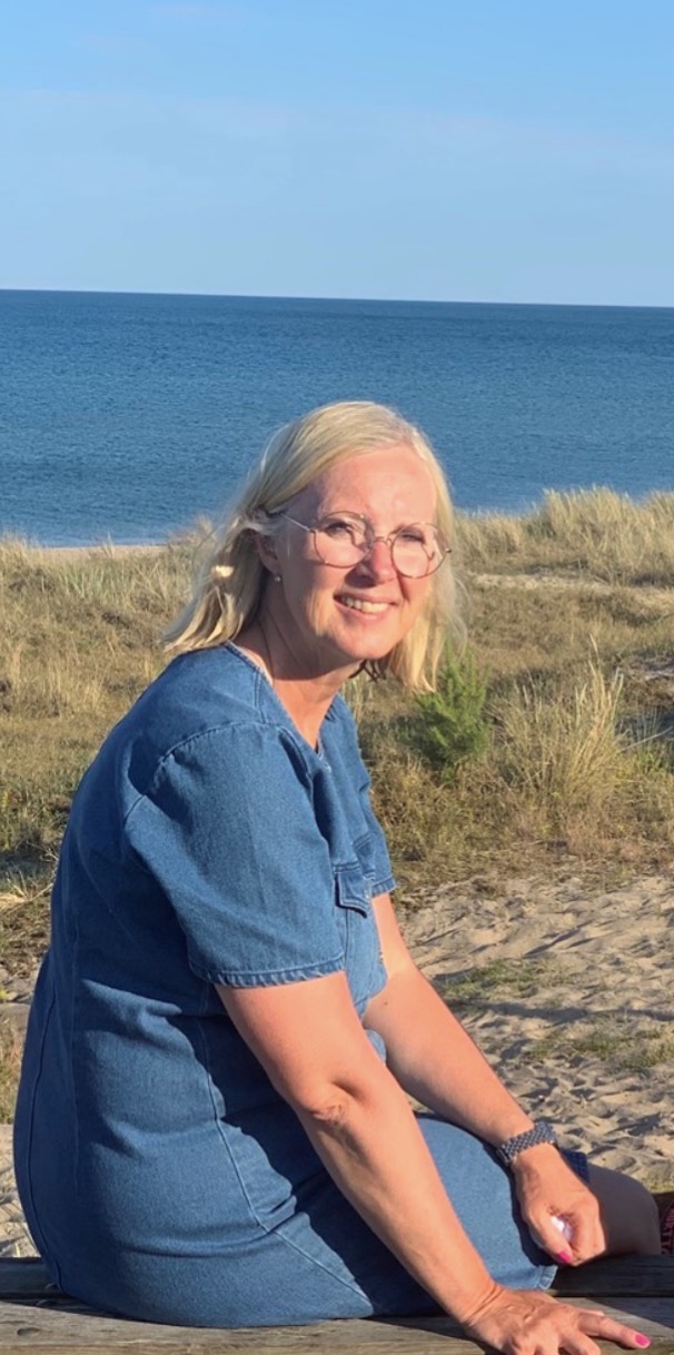 Maria Warntoft Sitter vid stranden 