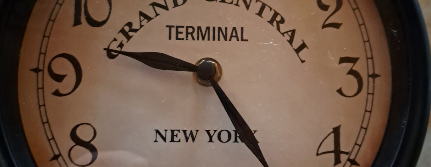 Klocka som visar fem i halv tio